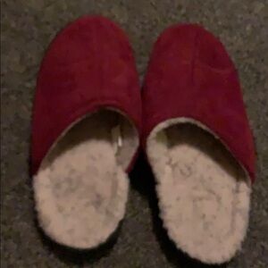 Woman’s medium slippers fit size 3-6